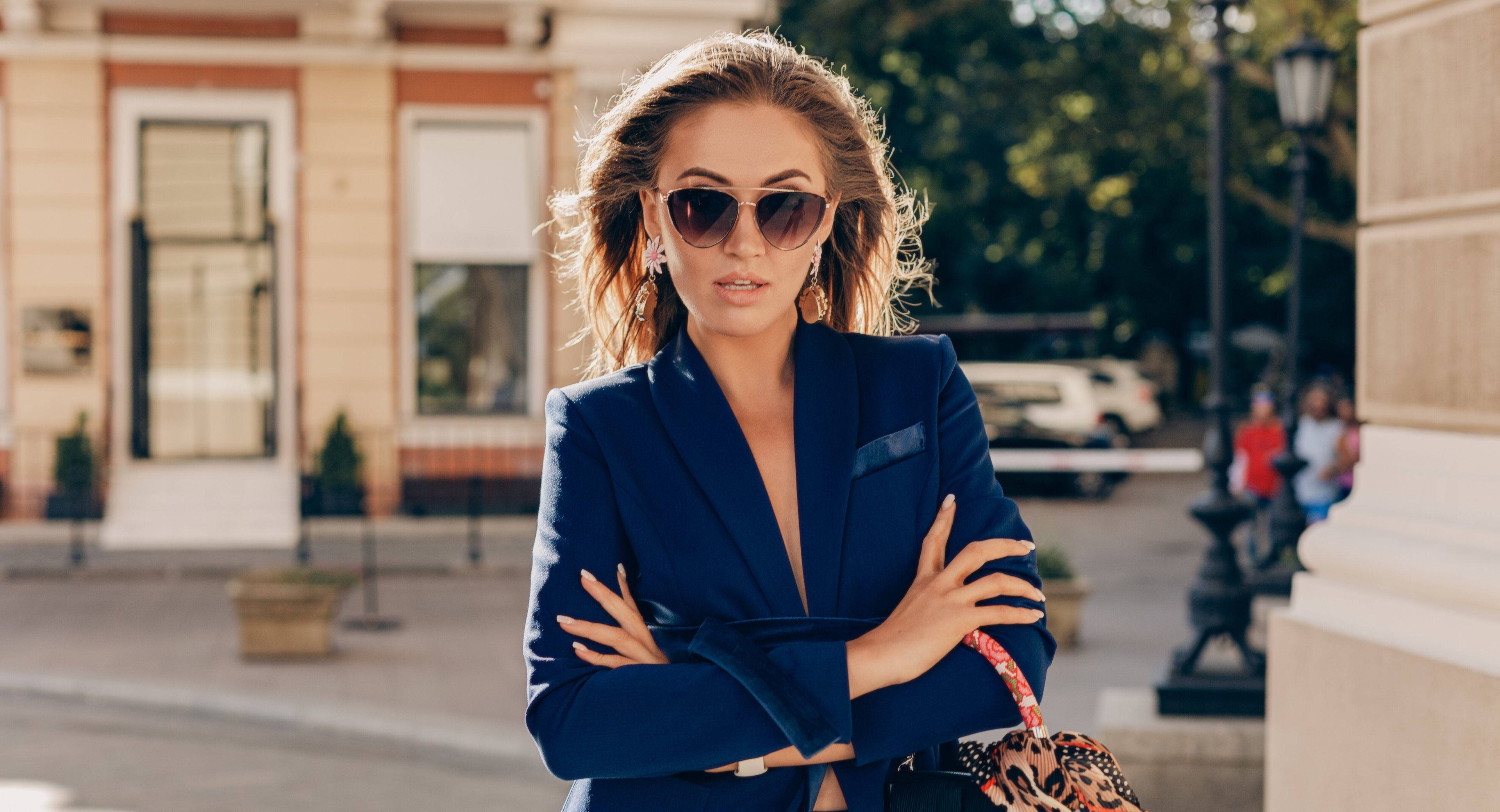 Elegante Frau im blauen Anzug