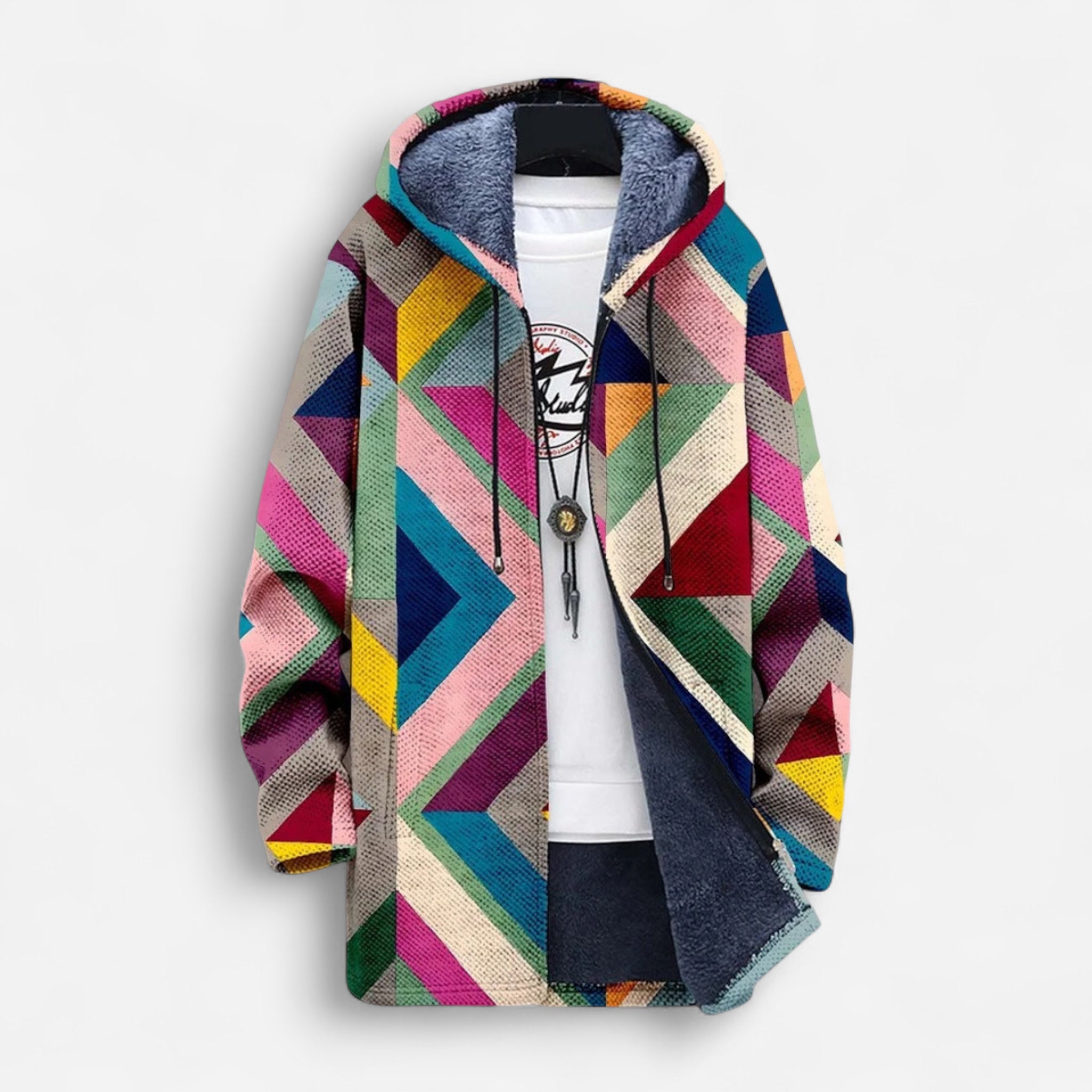 Bunte Fleecejacke mit geometrischem Muster vor weißem Hintergrund