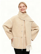 Frau trägt eine beige Jacke mit integriertem Schal