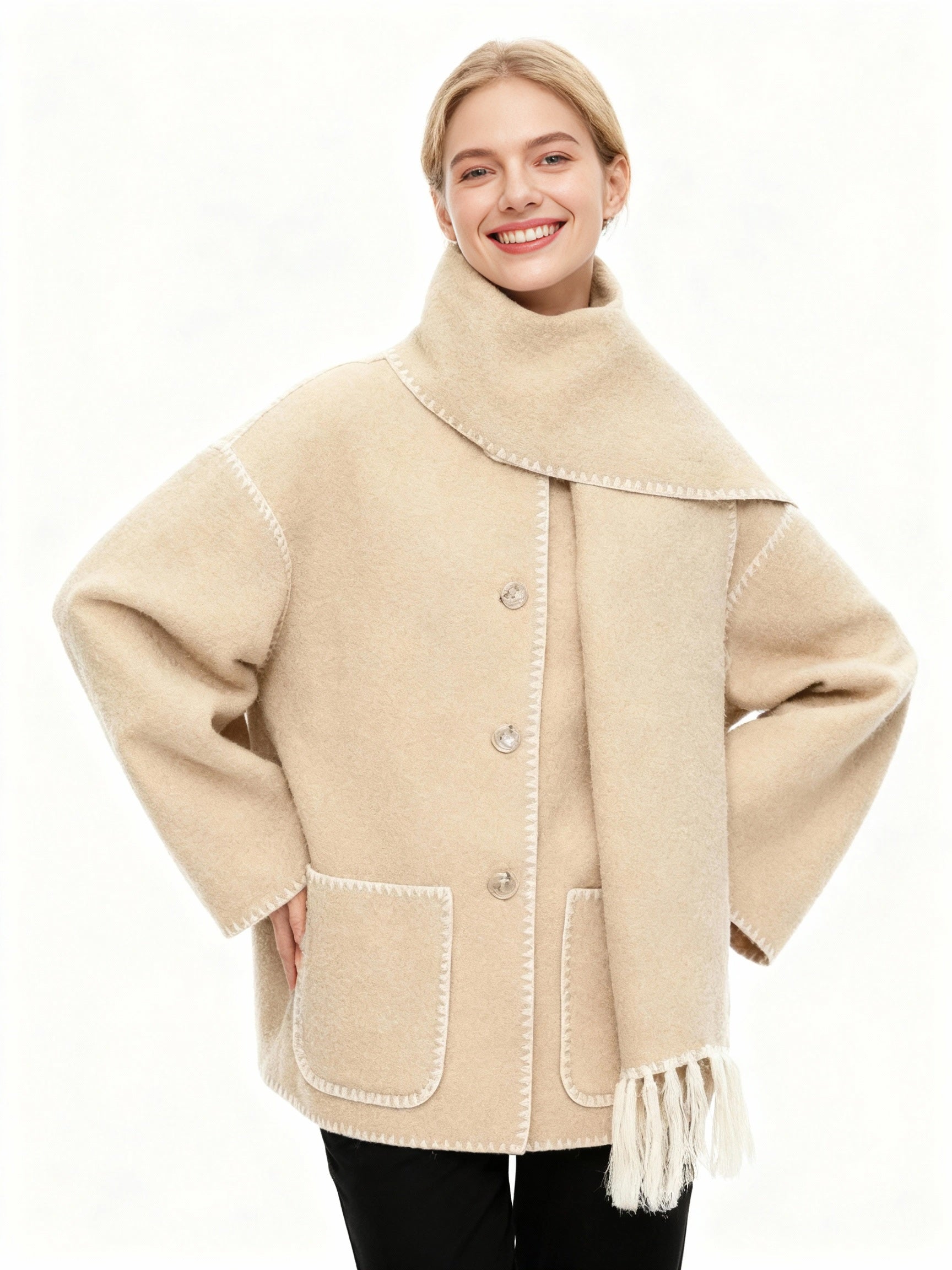 Frau trägt eine beige Jacke mit integriertem Schal