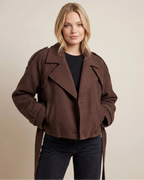 Kurze Jacke für Damen mit Schulterriegeln und Gürtel