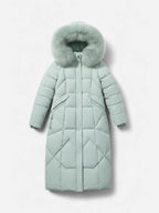 Grüner Wintermantel mit Kapuze aus Kunstfell vor weißem Hintergrund