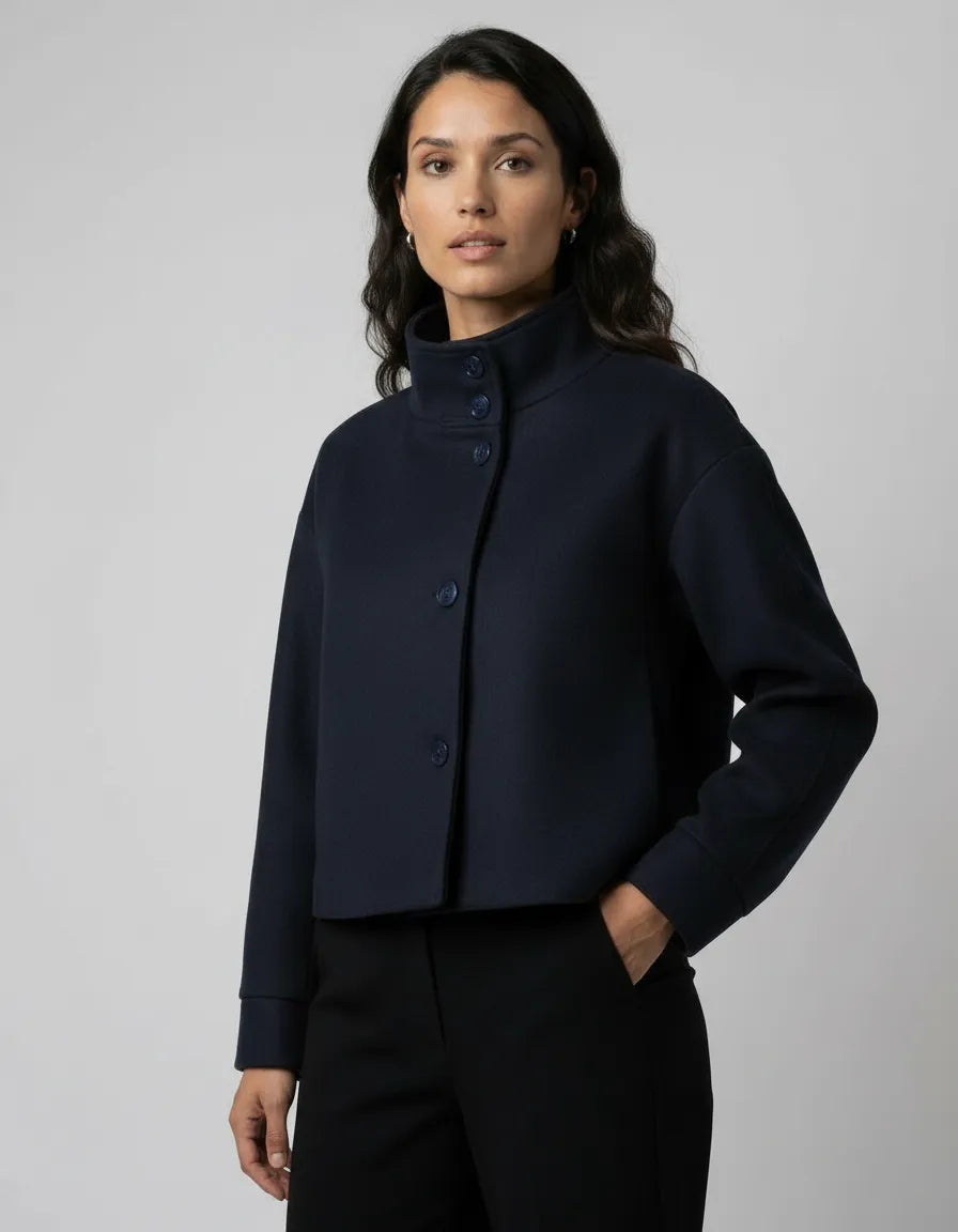 Kurze Damenjacke mit Stehkragen und geradem Schnitt