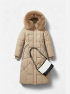 Beiger Wintermantel mit Kapuze aus Kunstfell vor weißem Hintergrund