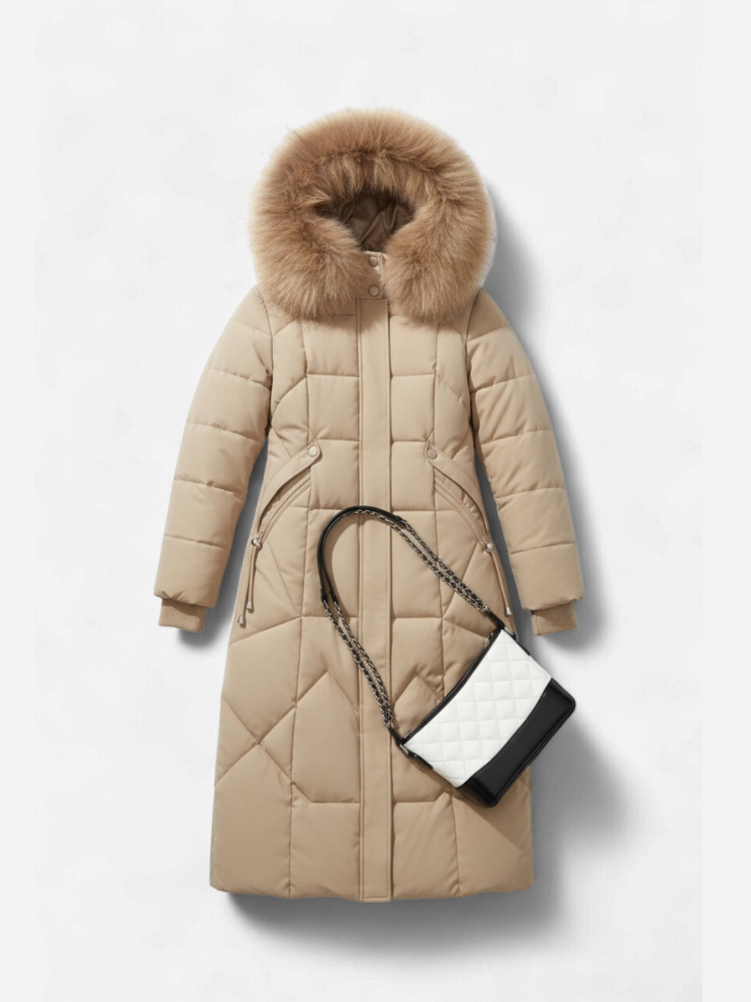 Beiger Wintermantel mit Kapuze aus Kunstfell vor weißem Hintergrund