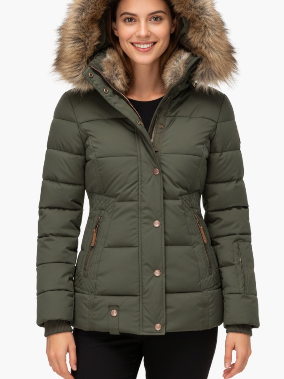 Grüne Steppjacke mit Fellkapuze, getragen von einem Model vor weißem Hintergrund