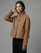 Kurze Damenjacke mit Stehkragen und geradem Schnitt