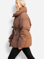 Taillierte Damen Winter Pufferjacke mit Gürtel und Stehkragen
