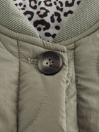 Leichte Steppjacke für Damen mit Leoparden-Details und ohne Kragen