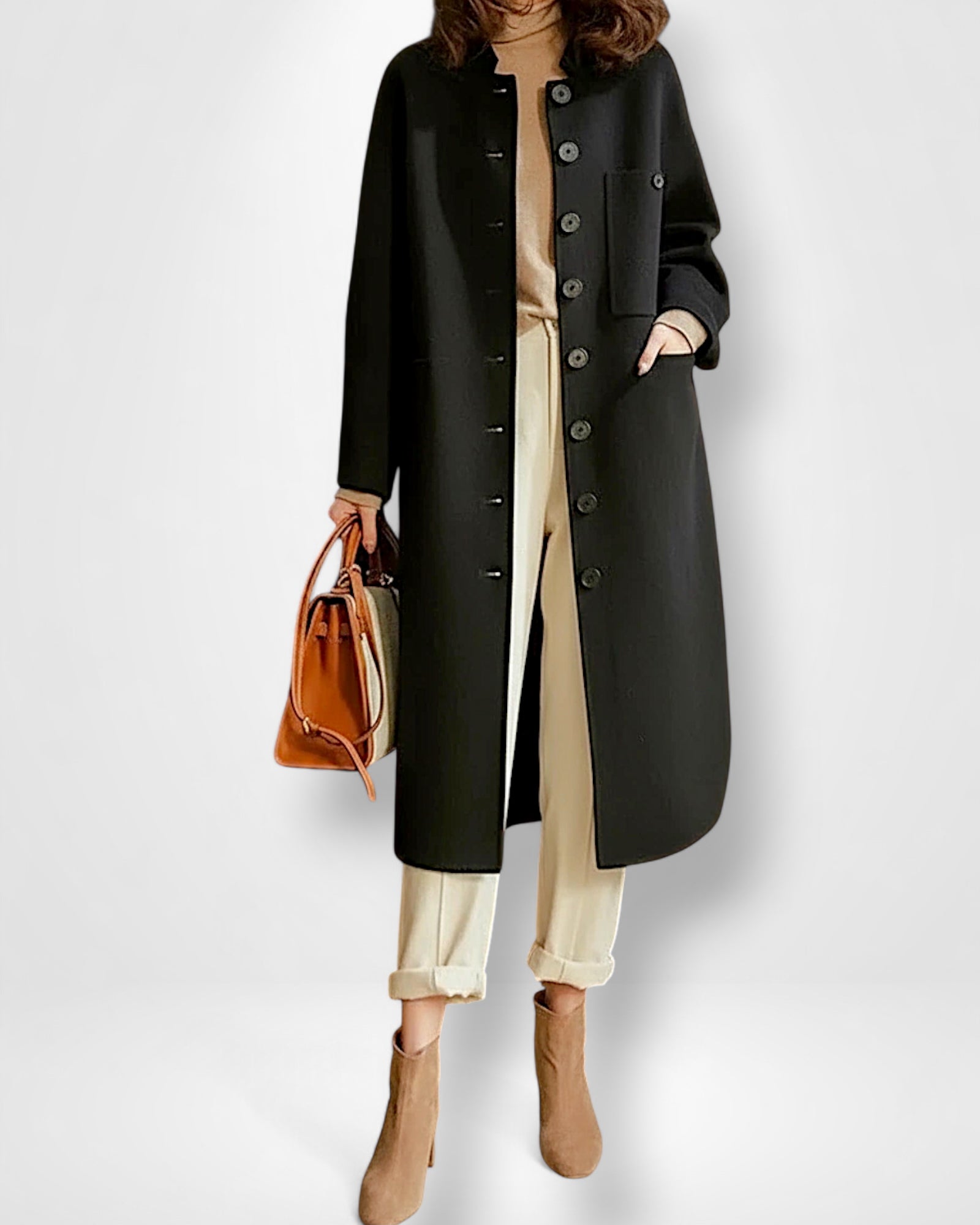 Frau trägt einen langen Mantel im geraden Schnitt ohne Kragen