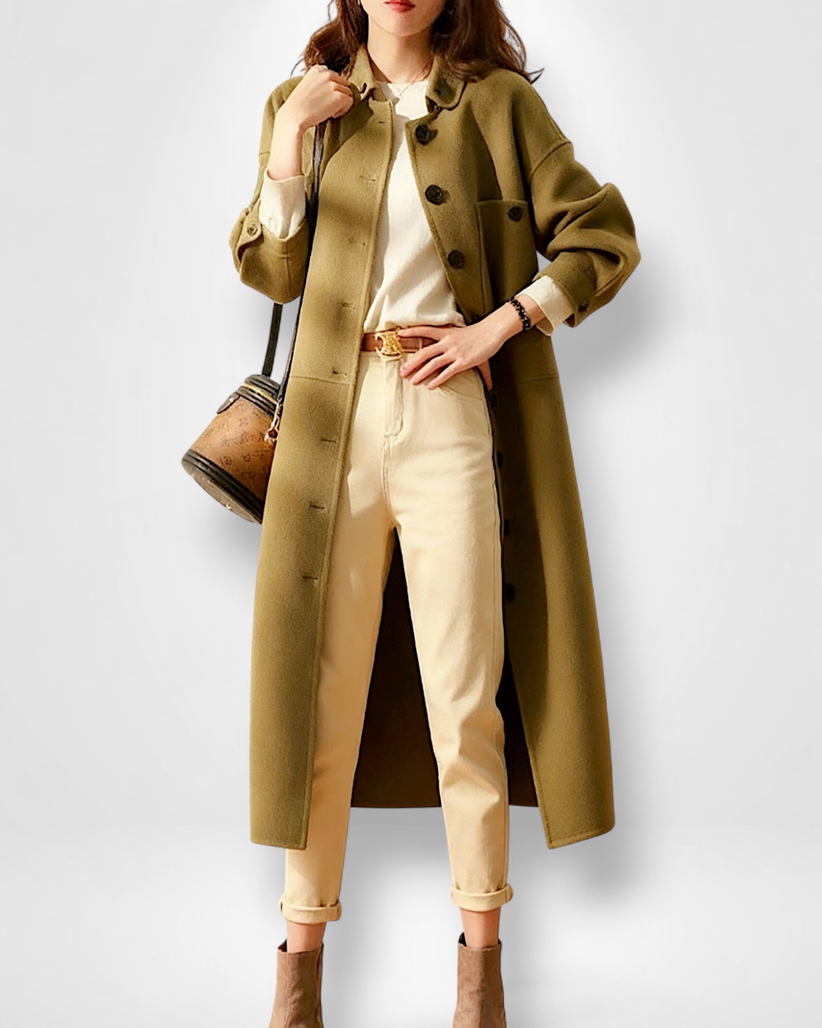 Frau trägt einen langen Mantel im geraden Schnitt