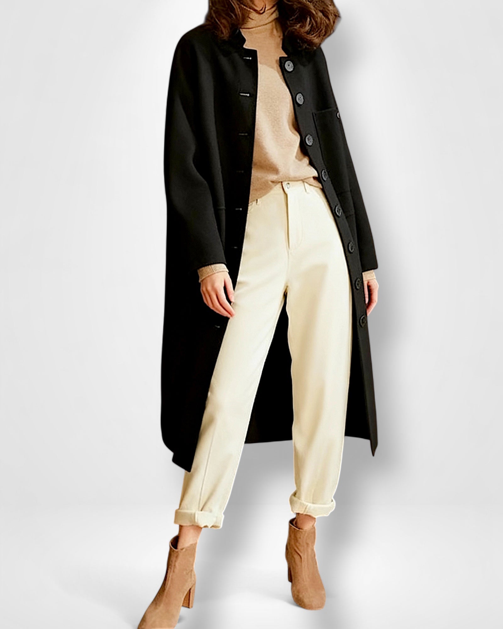 Frau trägt einen schwarzen Wintermantel im klassischen Stil