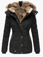 Schwarze Winterjacke mit fellgefütterter Kapuze vor weißem Hintergrund