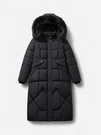 Schwarzer Wintermantel mit Kapuze aus Kunstfell vor weißem Hintergrund