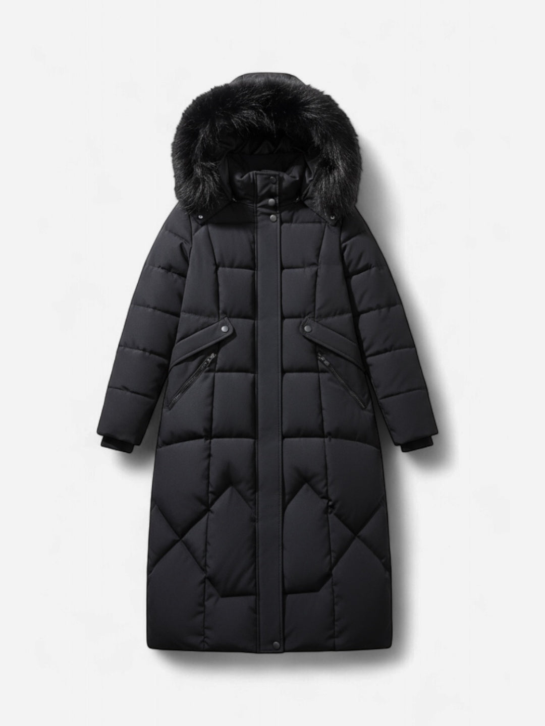 Schwarzer Wintermantel mit Kapuze aus Kunstfell vor weißem Hintergrund