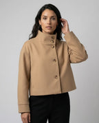 Kurze Damenjacke mit Stehkragen und geradem Schnitt