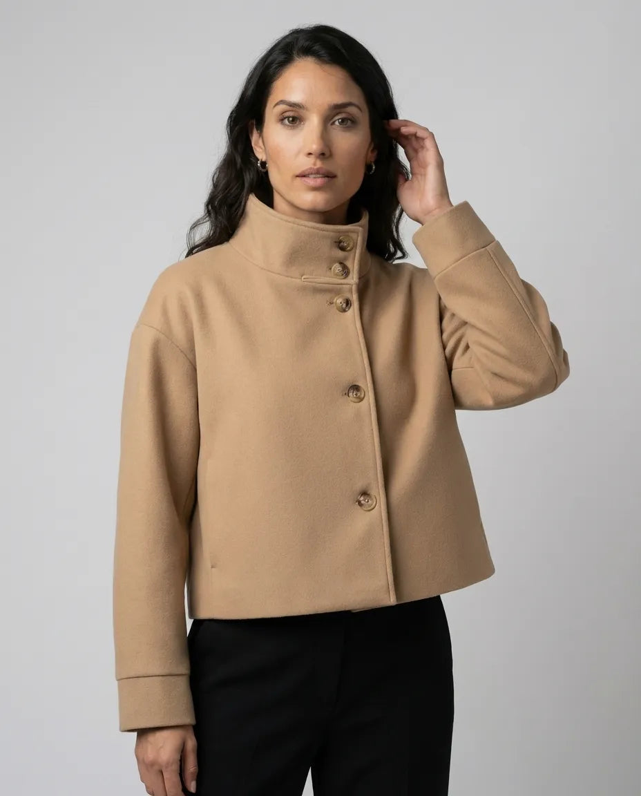 Kurze Damenjacke mit Stehkragen und geradem Schnitt