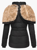 Schwarze Steppjacke mit braunen Fellschultern vor weißem Hintergrund