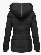 Schwarze Steppjacke mit Kapuze vor weißem Hintergrund – Rückansicht