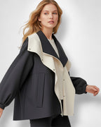 Mantel mit hohem mehrlagigem Kapuzenkragen für windige und regnerische Tage