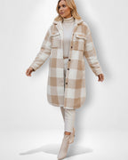 Langer Teddy-Mantel in Hemdjacken-Optik mit Karo-Muster