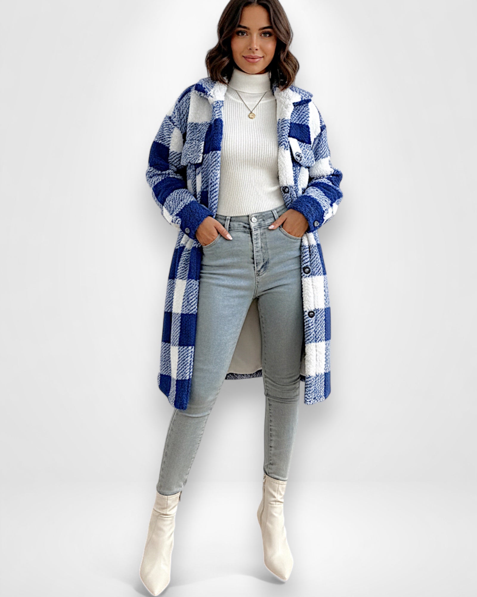 Frau trägt einen blau-weiß karierten Teddy-Mantel - 2