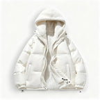 Weiße Steppjacke mit Fleece-gefütterter Kapuze vor weißem Hintergrund