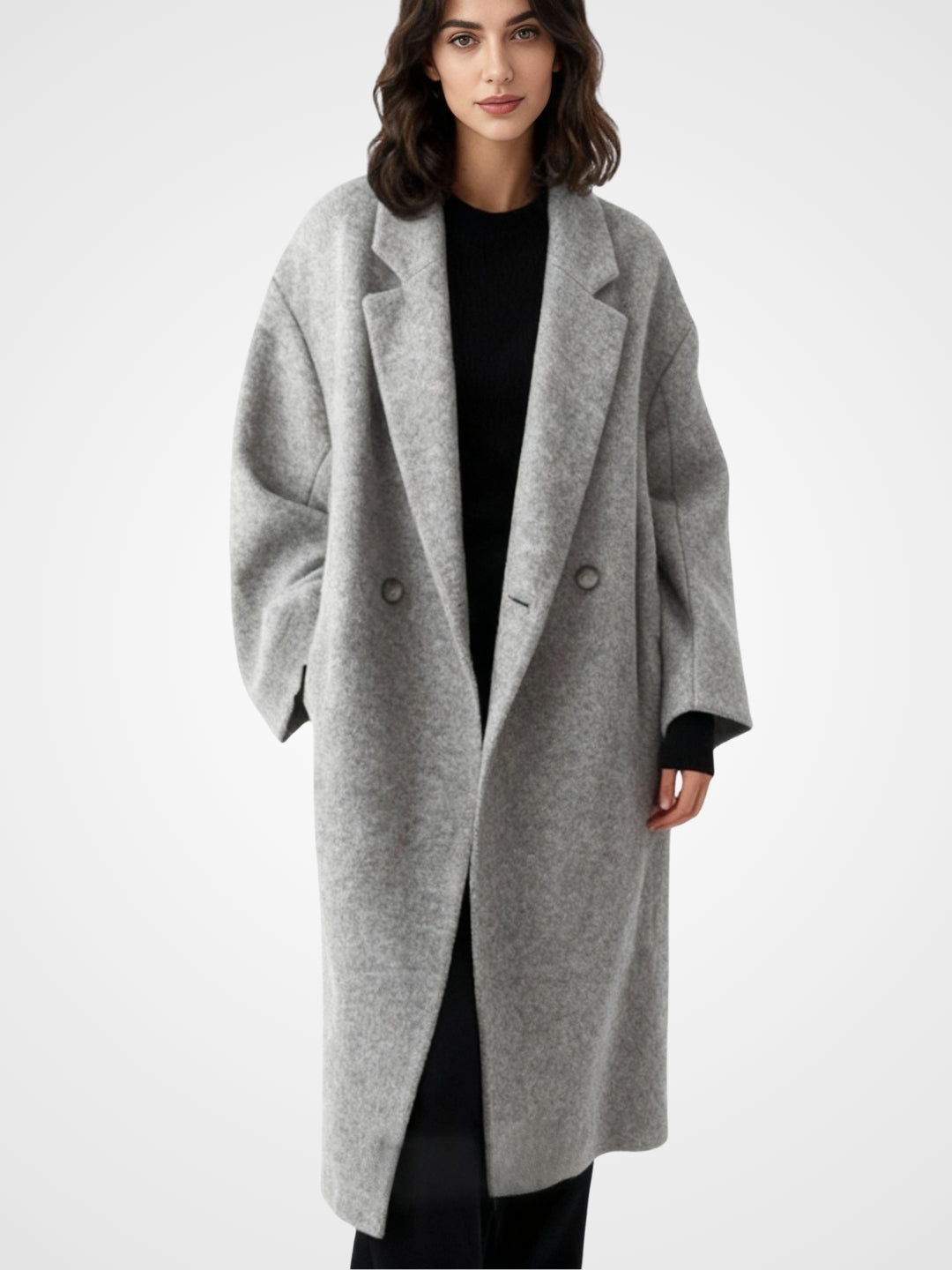 Frau trägt einen grauen Oversize-Mantel vor weißem Hintergrund
