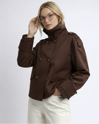 Kurzer Trenchcoat für Damen mit doppelter Knopfleiste und hohem Kragen