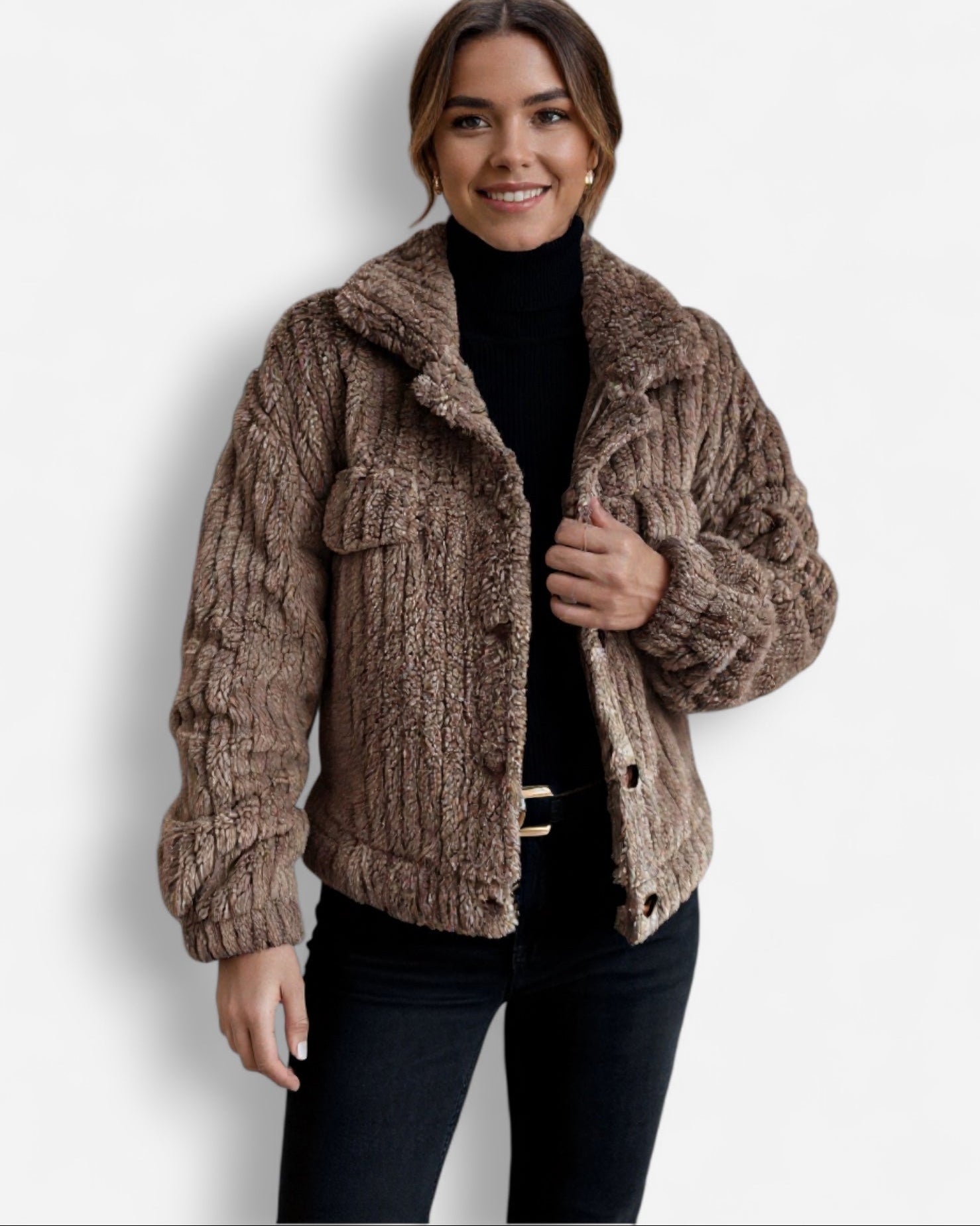 Frau trägt eine kurze braune Teddyjacke vor weißem Hintergrund