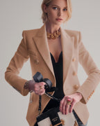 Taillierter eleganter Blazer für Damen mit goldenen Knöpfen