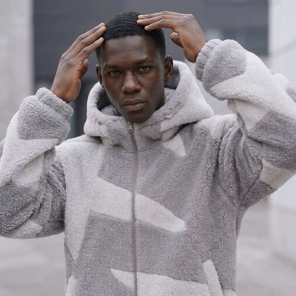 Herrenjacke mit Plüschstruktur und Kapuze