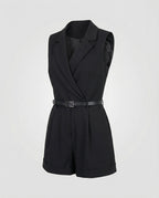 Eleganter ärmelloser Jumpsuit mit Reverskragen und Gürtel für Damen