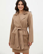 Kurzer Mantel für Damen mit Bindegürtel und Teddy-Details