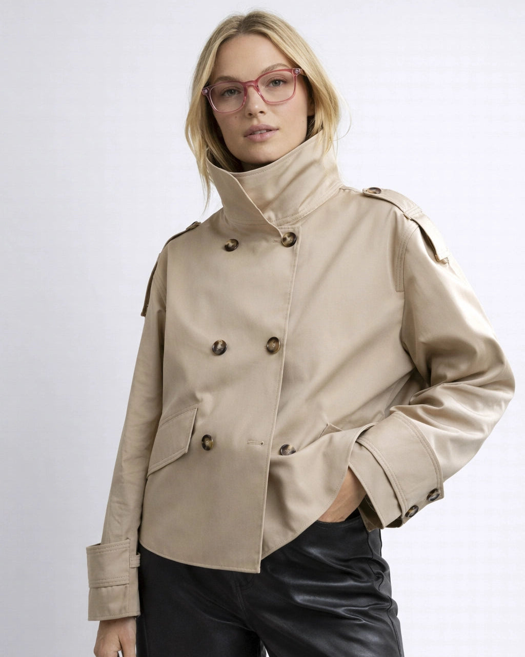 Kurzer Trenchcoat für Damen mit doppelter Knopfleiste und hohem Kragen