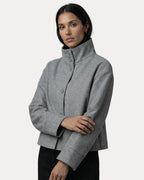 Kurze Damenjacke mit Stehkragen und geradem Schnitt