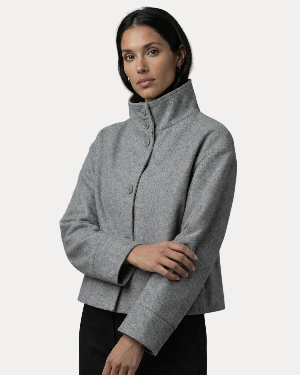 Kurze Damenjacke mit Stehkragen und geradem Schnitt