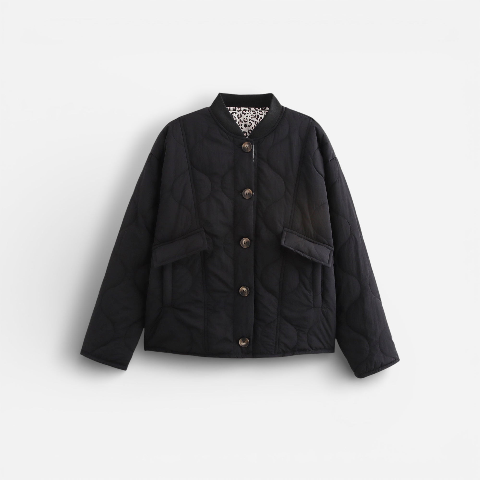 Leichte Steppjacke für Damen mit Leoparden-Details und ohne Kragen