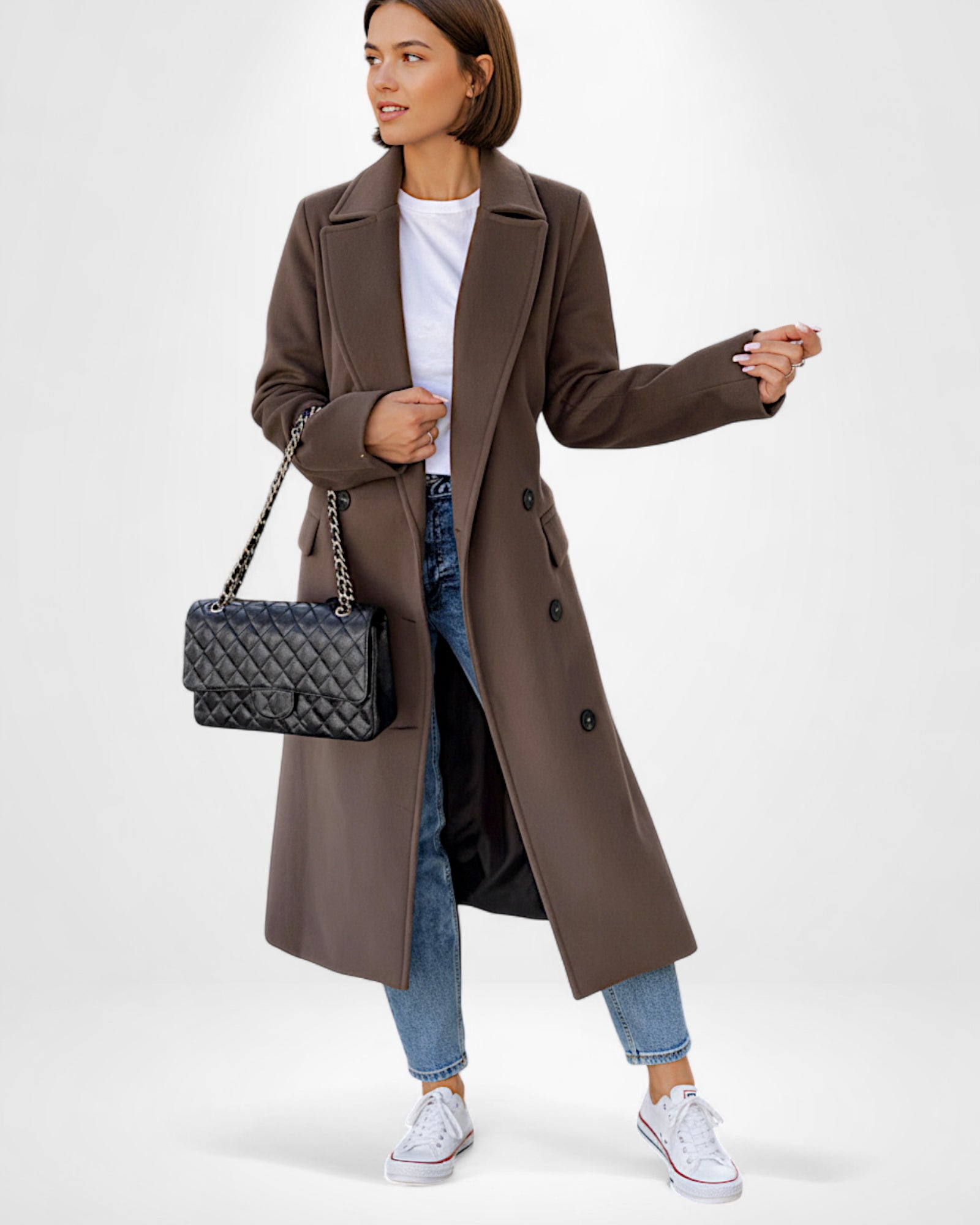 Frau trägt einen schokoladenbraunen, langen Mantel im Blazerstil
