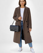 Frau trägt einen braunen Mantel mit Reverskragen