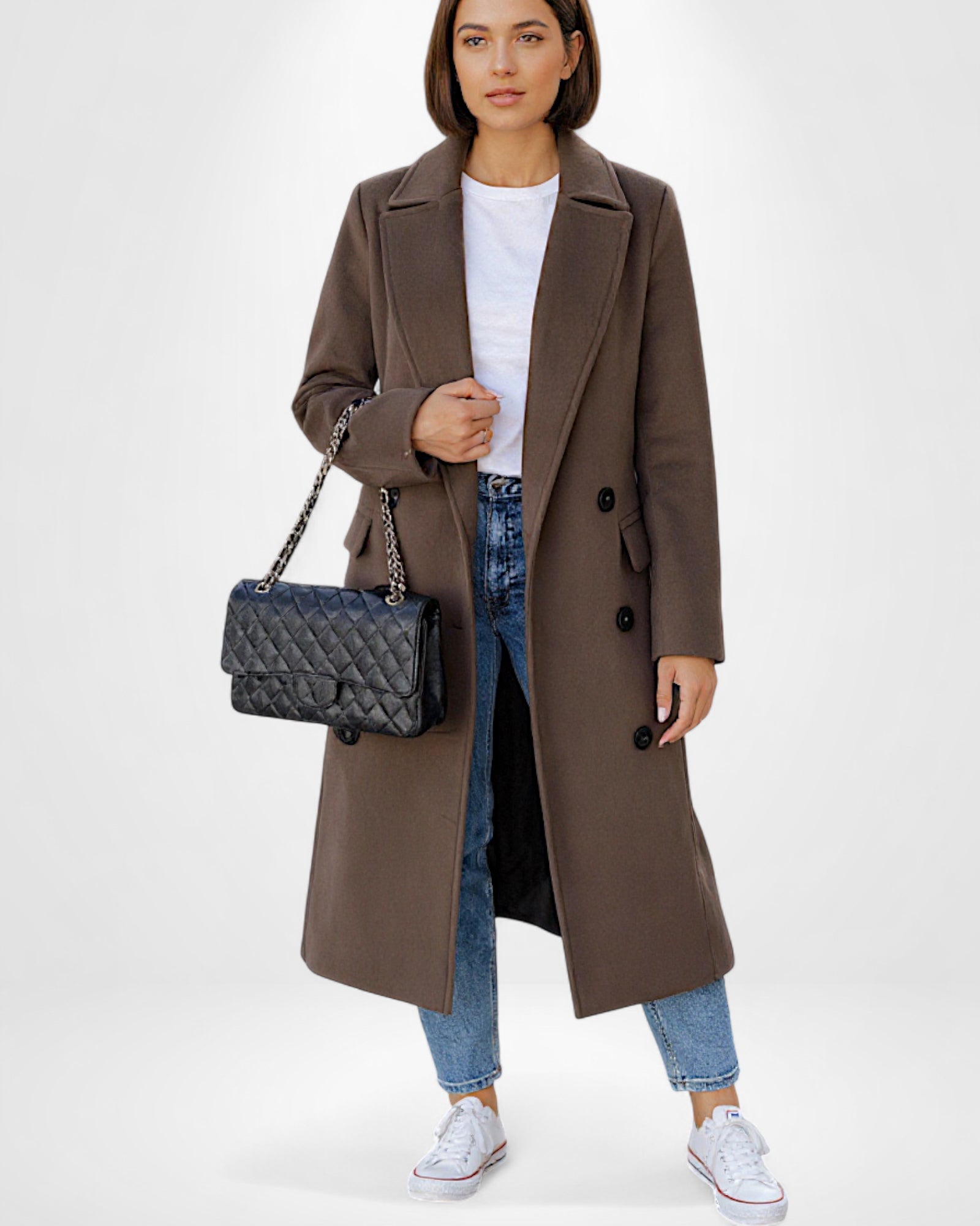 Frau trägt einen braunen Mantel mit Reverskragen