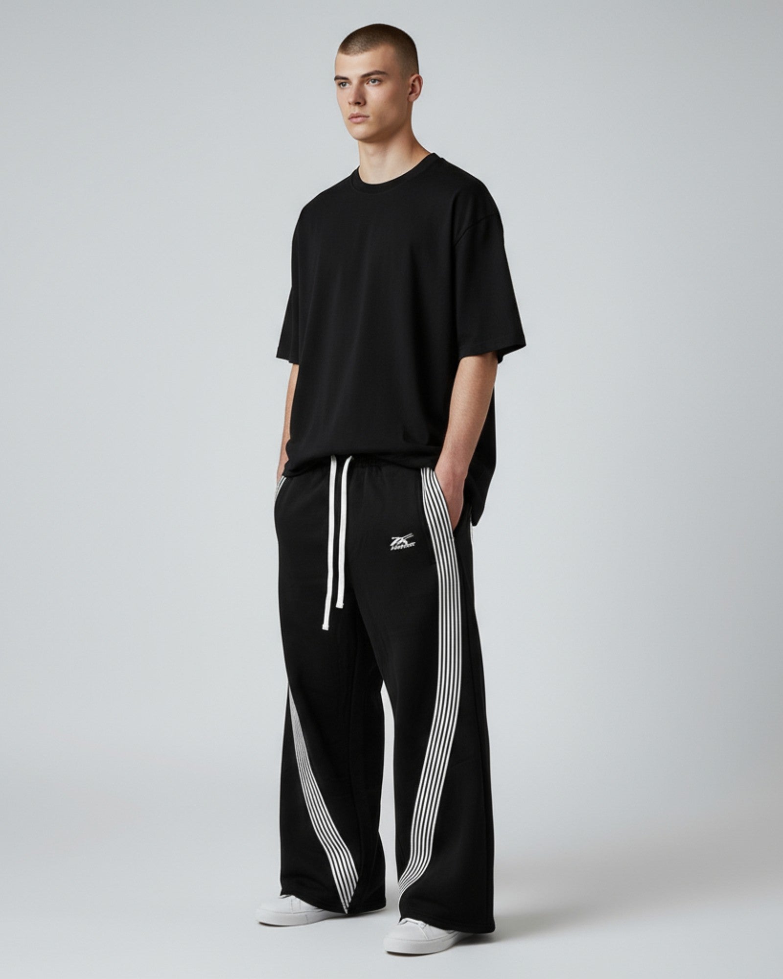 Baggy Jogginghose für Herren mit Streifen und ohne Bündchen am Bein