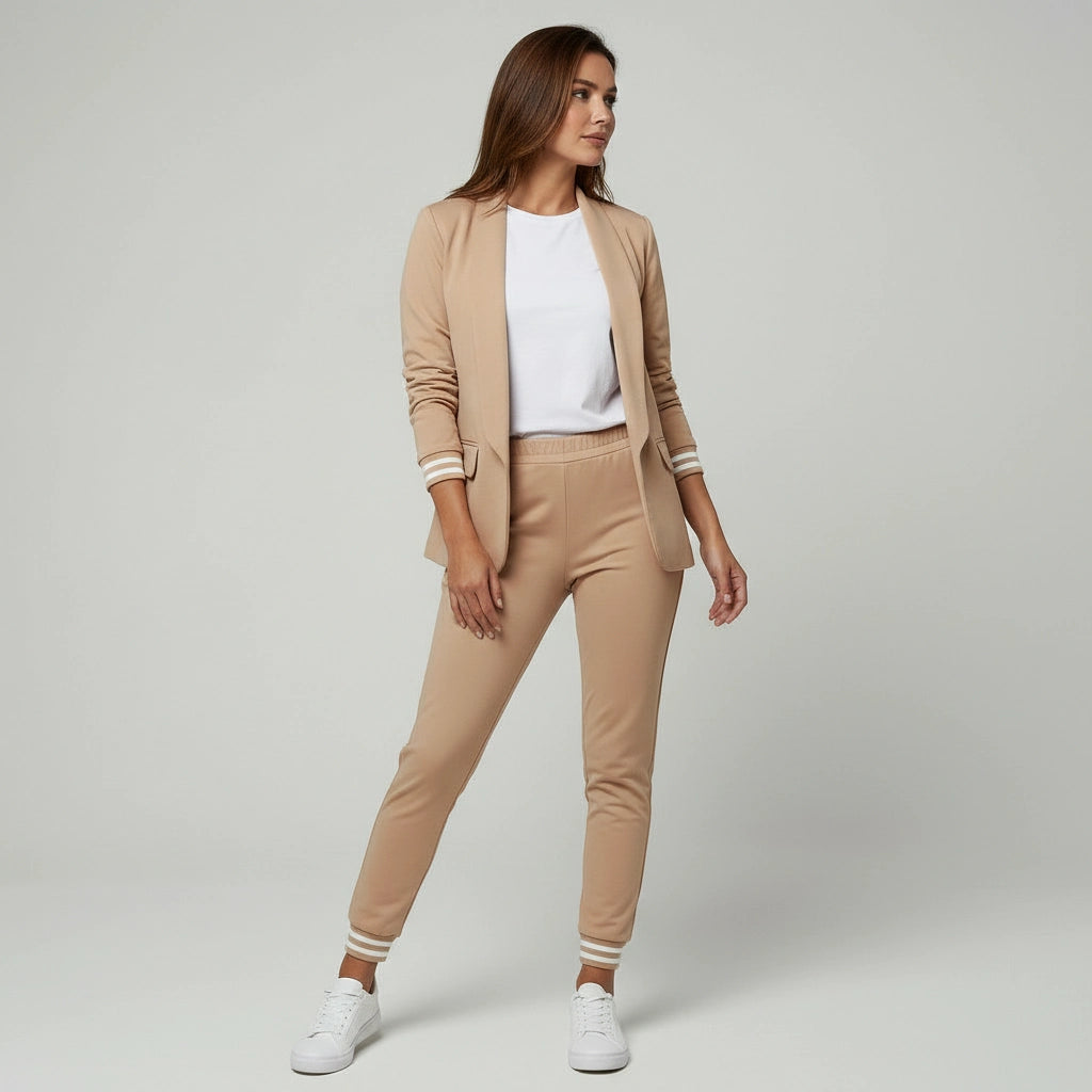 Zweiteiliger Hosenanzug für Damen mit elastischen gestreiften Bündchen an Blazer und Hose