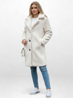 Frau trägt einen weißen Teddy-Mantel