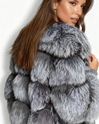 Frau trägt einen grauen flauschigen Kurzmantel