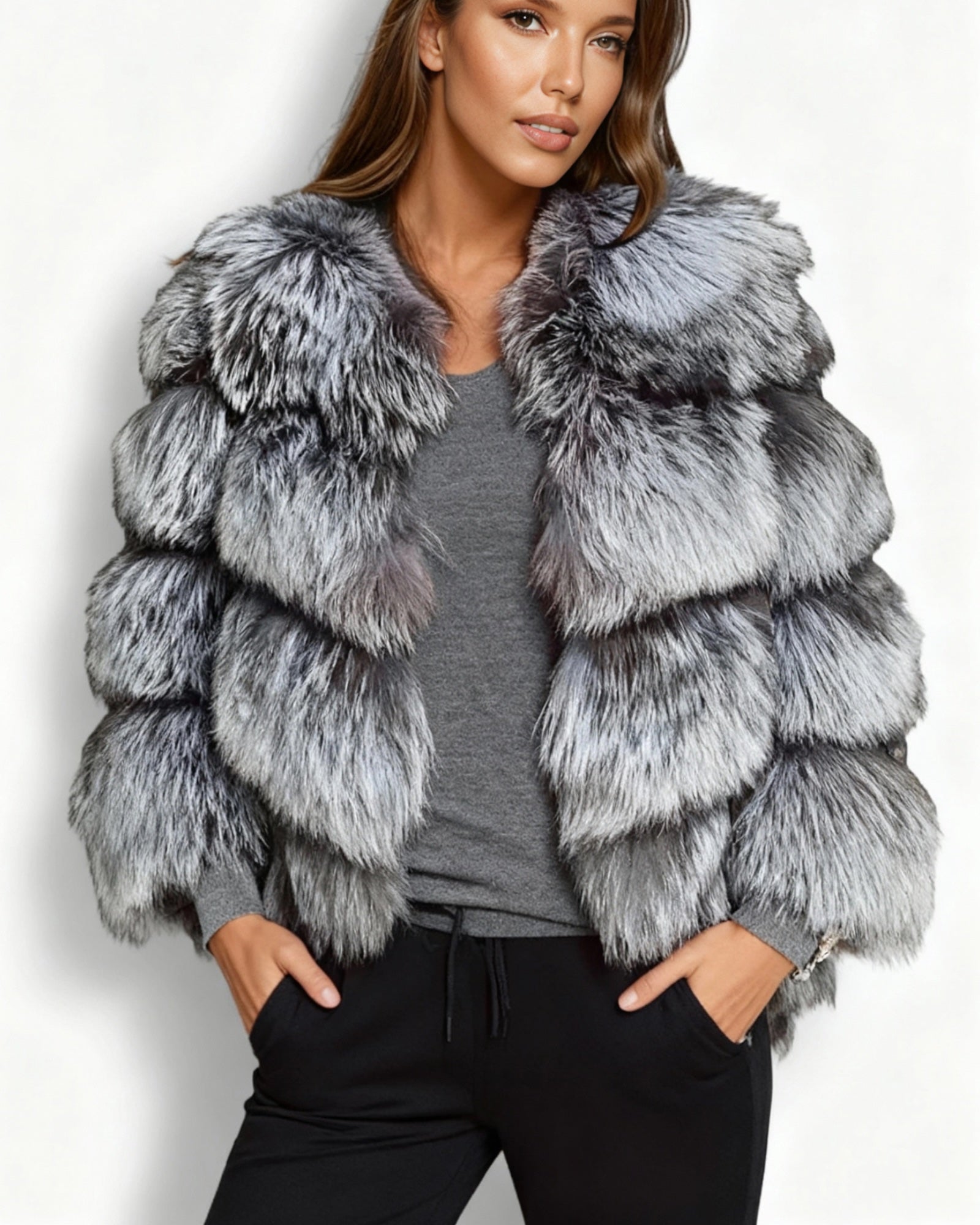 Frau trägt eine graue flauschige Kurzjacke