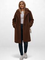 Frau trägt einen braunen Mantel mit Reverskragen