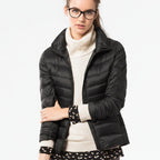 Leichte Steppjacke für Damen mit Stehkragen im einfarbigen Design