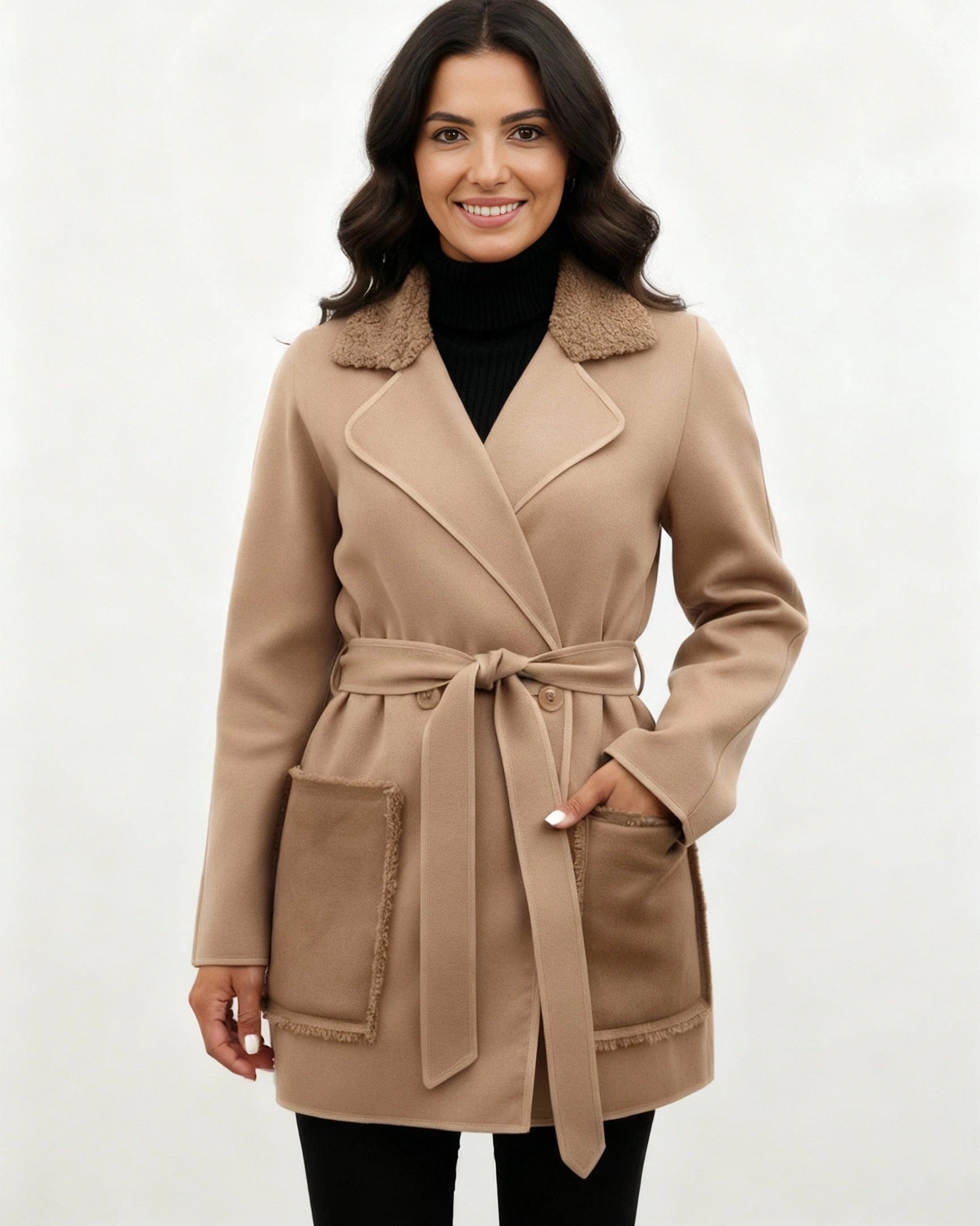 Kurzer Mantel für Damen mit Bindegürtel und Teddy-Details