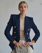 Taillierter eleganter Blazer für Damen mit goldenen Knöpfen
